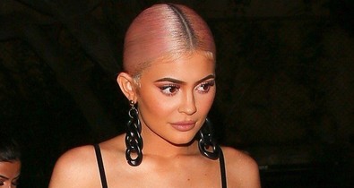 Na jó, ebben a fekete miniben tényleg ultradögös Kylie Jenner