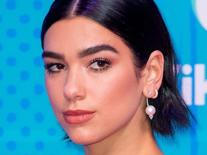 Dua Lipa tisztára Kanye West ebben az óriási vállú ruhában az MTV EMA gálán