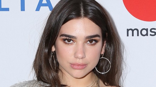 Csipkés kombinéban érkezett Dua Lipa a vörös szőnyeg