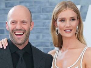 Húú: Jason Statham új filmjéről a barátnője meztelenruhája terelte el a figyelmet