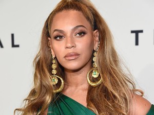 Beyoncé hercegnőnek öltözött, a táskája azonban igazi gengszter!