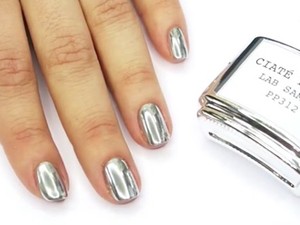 Ha eddig nem hittél benne, most fogsz! Itt az első króm körömlakk!