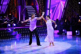 Miley Cyrus édesapja, Billy Ray Cyrus 2007-ben, a műsor 4. évadában versenyzett. A partnere Karina Smirnoff volt, és a középmezőnyben, az ötödik helyen végeztek.