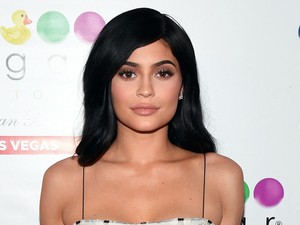 Igen, ez tényleg Kylie Jenner és hatalmas a pocakja