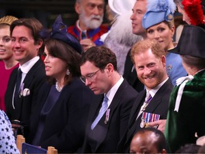 Fotók: Harry herceg lazán, szemtelenül boldogan, mosolyogva, érkezett a koronázásra