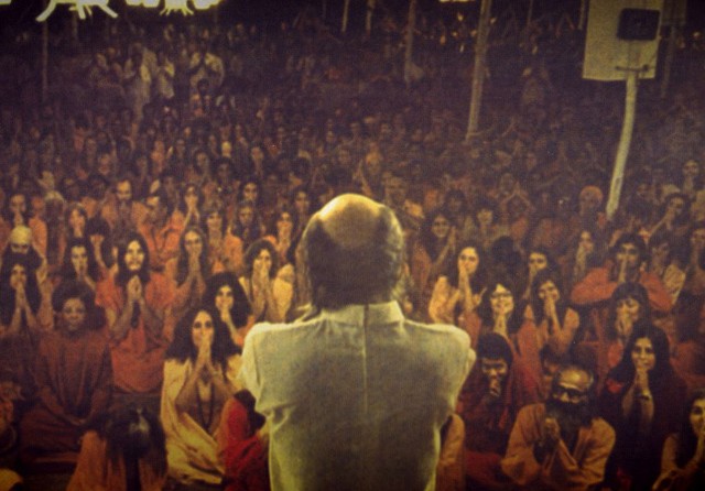 Hihetetlen, de igaz történet: szexguru, Rolls-Royce-ok, áhítat és gépfegyverek