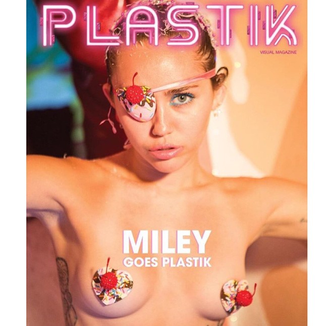 Miley Cyrus, Plastik