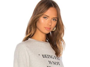 Megbotránkoztató felirattal minősítette a kövér embereket a Revolve divatmárka