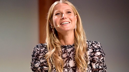 Már Gwyneth Paltrow-t is elérte a rettenetes uszodai papucs trend