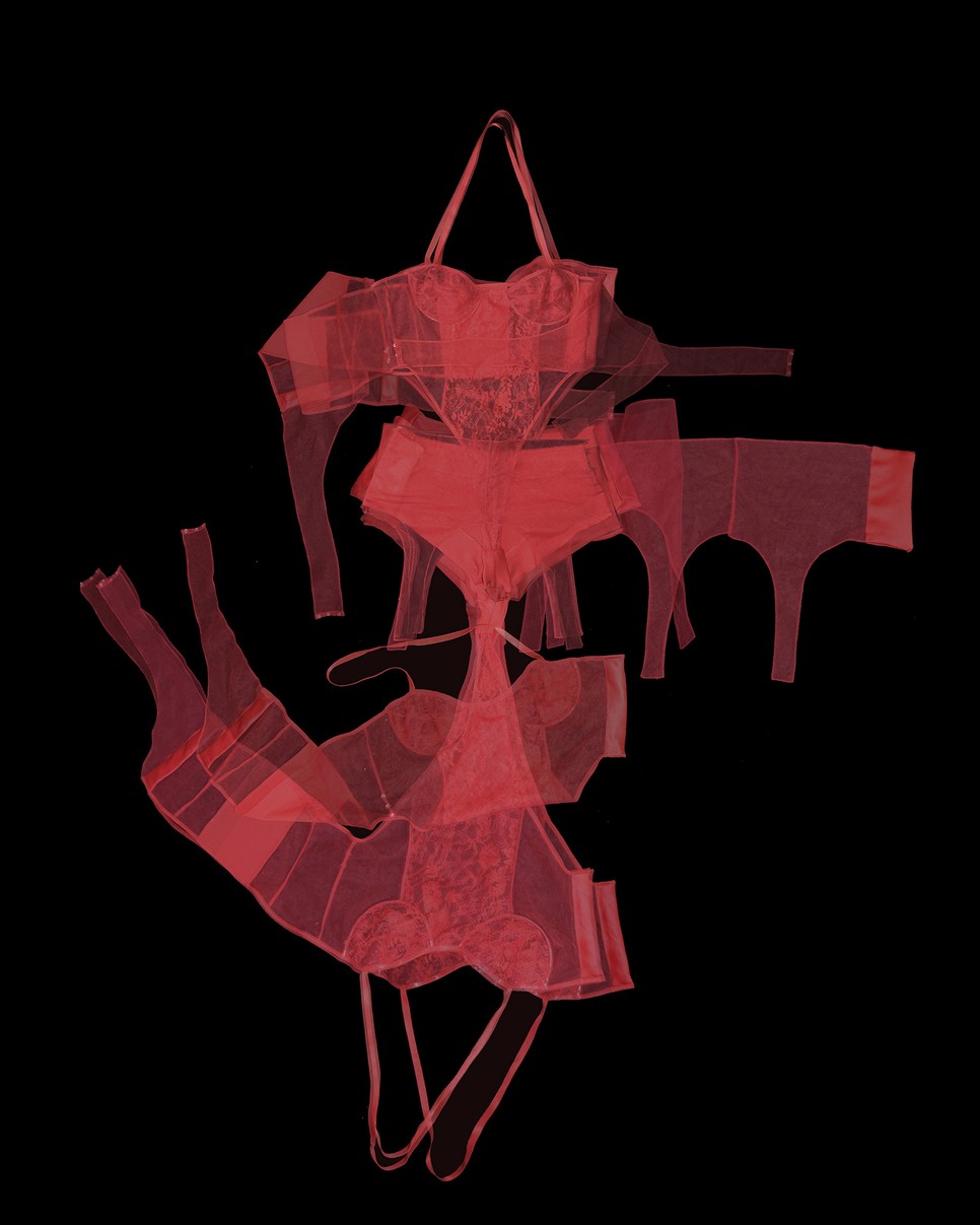 A le- és felvétel könnyítésére Lili a szabásvonalakat úgy tervezte, hogy koreografálta a ruházatok fel- és levételét úgy, hogy figyelembe vette a mozgáslimitációkat - például egy kézzel való öltözködést, ülő pozícióban