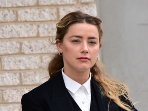 Amber Heard gyönyörű fotóval jelentette be, hogy a legnagyobb titokban ikrei születtek