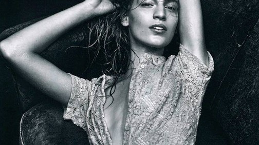 Axente Vanessa épp egy kicsit megmutatja