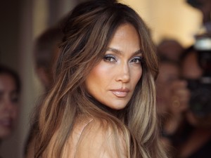 Jennifer Lopez meztelenruhája a merészség és az elegancia tökéletes találkozása