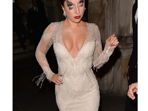 Lady Gaga dekoltázsa se látványosabb a sminkjénél
