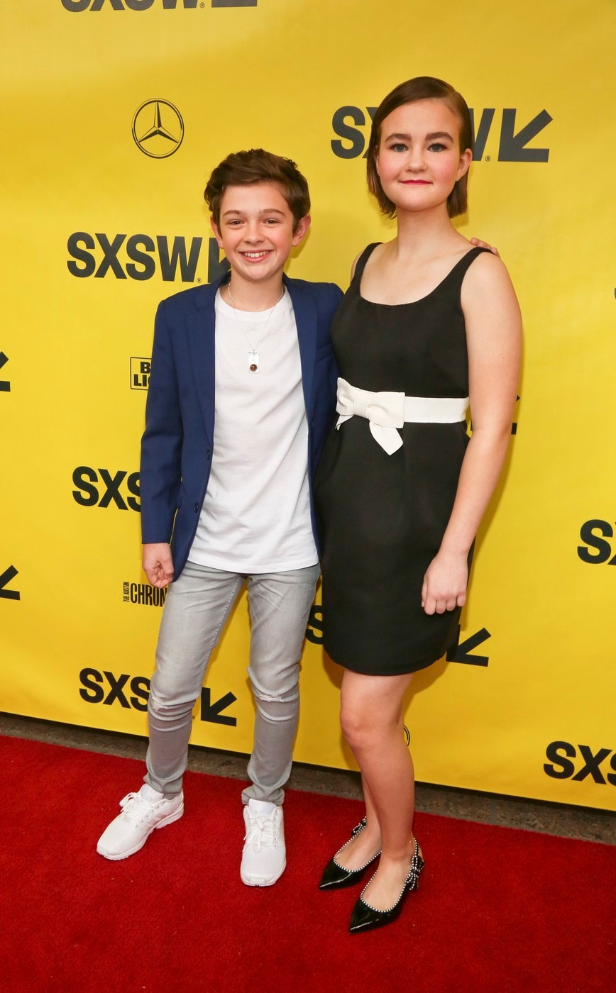 Millicent Simmonds a Hang nélkülben a testvérét alakító Noah Jupe-pal a South by Southwest Film Festival vörös szőnyegén Texasban 2020-ban. 