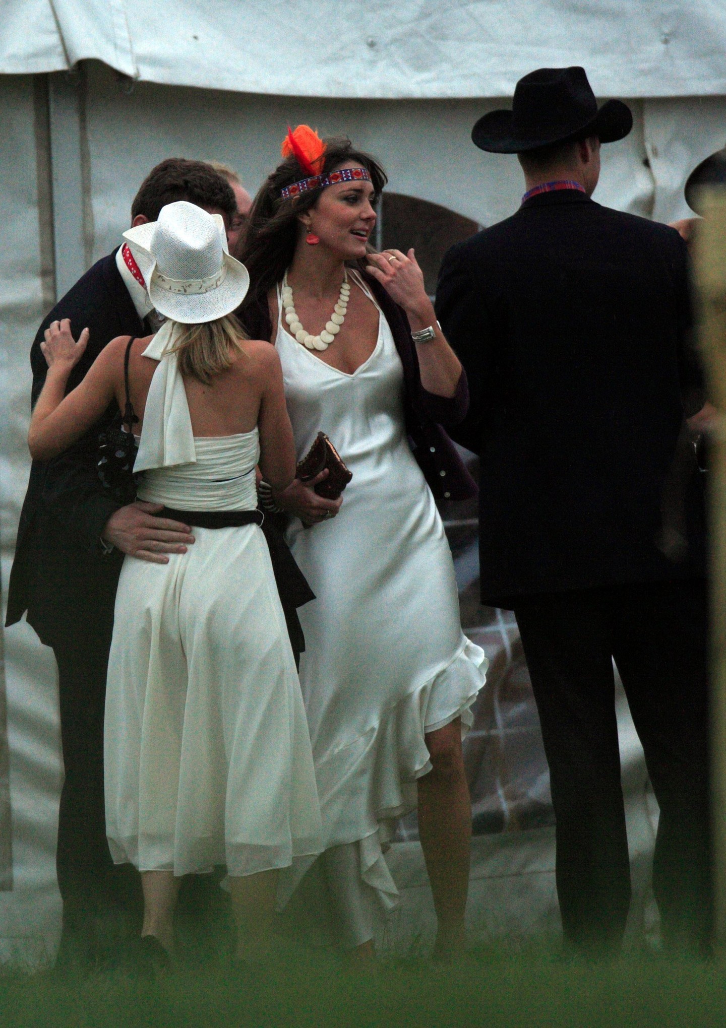 Katalin hercegné és Vilmos herceg párként érkezik meg egy buliba 2006-ban