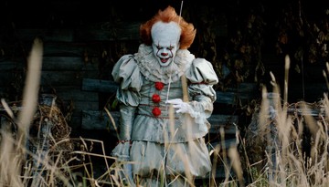 Bill Skarsgard nagy áttörését a 2017-ben megjelent Az című horrorfilm hozta meg, amiben a Pennywise névre hallgató, vérfagyasztó rémbohócot alakította. 