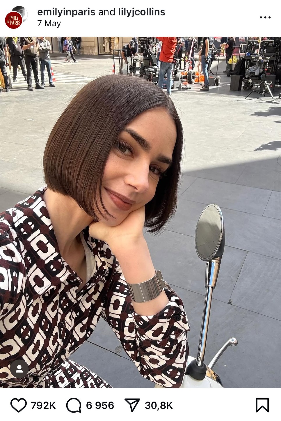 Lily Collins frizurája apró részleteket is elárulhat a sorozat következő epizódjairól, ha elég figyelmesek vagyunk