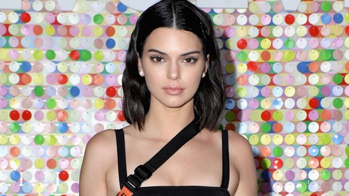 Kendall Jenner masszív hasizommal feküdt neki a bulizásnak
