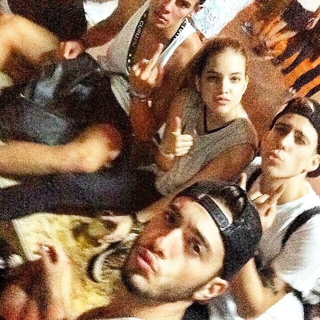 Aki rendkívül jól érezte magát barátai társaságában.