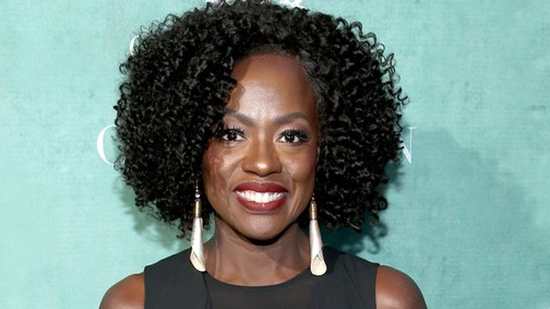 Hoppá, az 52 éves színésznő olyan dekoltázst mutatott az Oscar előtt, hogy csak lesünk