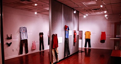 És te mit viseltél, amikor megerőszakoltak?