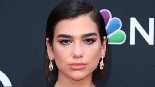Dua Lipa alaposan bemutatta a dekoltázsát