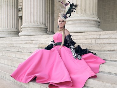 Szex és New York Budapesten: Carrie Bradshaw bőrébe bújt Spilák Klára, fenséges szettekben pompázott a 60 éves színésznő