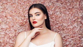 Visszatérhetnek a kilencvenes évek, de a mesterséges intelligencia is egyre nagyobb szerepet kap majd - szakértő mesél az idei év sminktrendjeiről