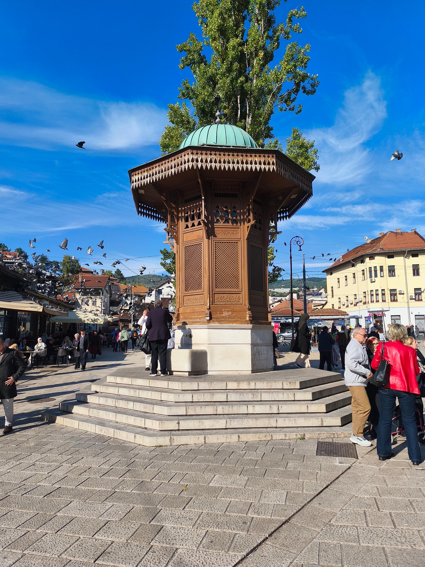 A Sebilj kút környéke nemcsak találkozóhely, hanem Szarajevó egyik lüktető szíve.