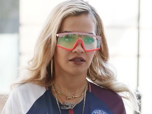 Ha azt gondolod Rita Ora búvárszemüvege a szörnyű, nézd meg a ruháját...