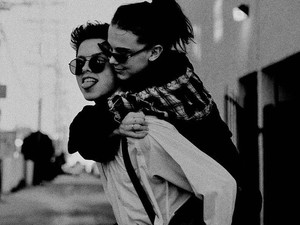 Ariana Grande-nak elege van a romantikából? Nagyon beszólt a szerelmes Millie Bobby Brownnak!