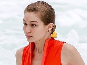 Gigi Hadid bimbóvillantós Baywatch szettben pózol