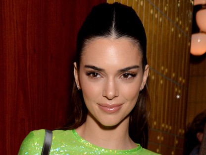 Szupercuki Kendall Jenner diszkószettje, de ez tevepata nem zavarja? 