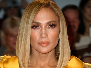 Jennifer Lopez megmutatja, hogyan viseld kedvenc nyári ruhádat télen