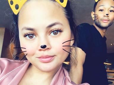 BRÉKING! Chrissy Teigen ismét babát vár!