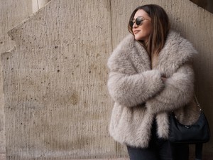 Szőrme kabát és sportcipő: Komáromy Csillu ma a kedvenc szettjében tündököl