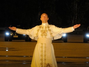 Giccs, hatalom és a Jóisten - Az ifjú pápa sorozat