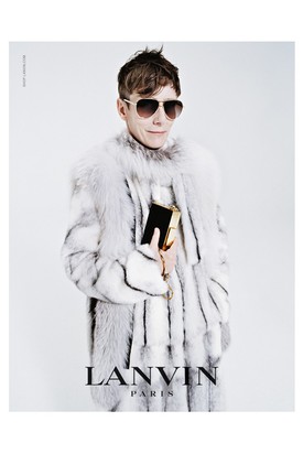 Edie Campbell a családban marad