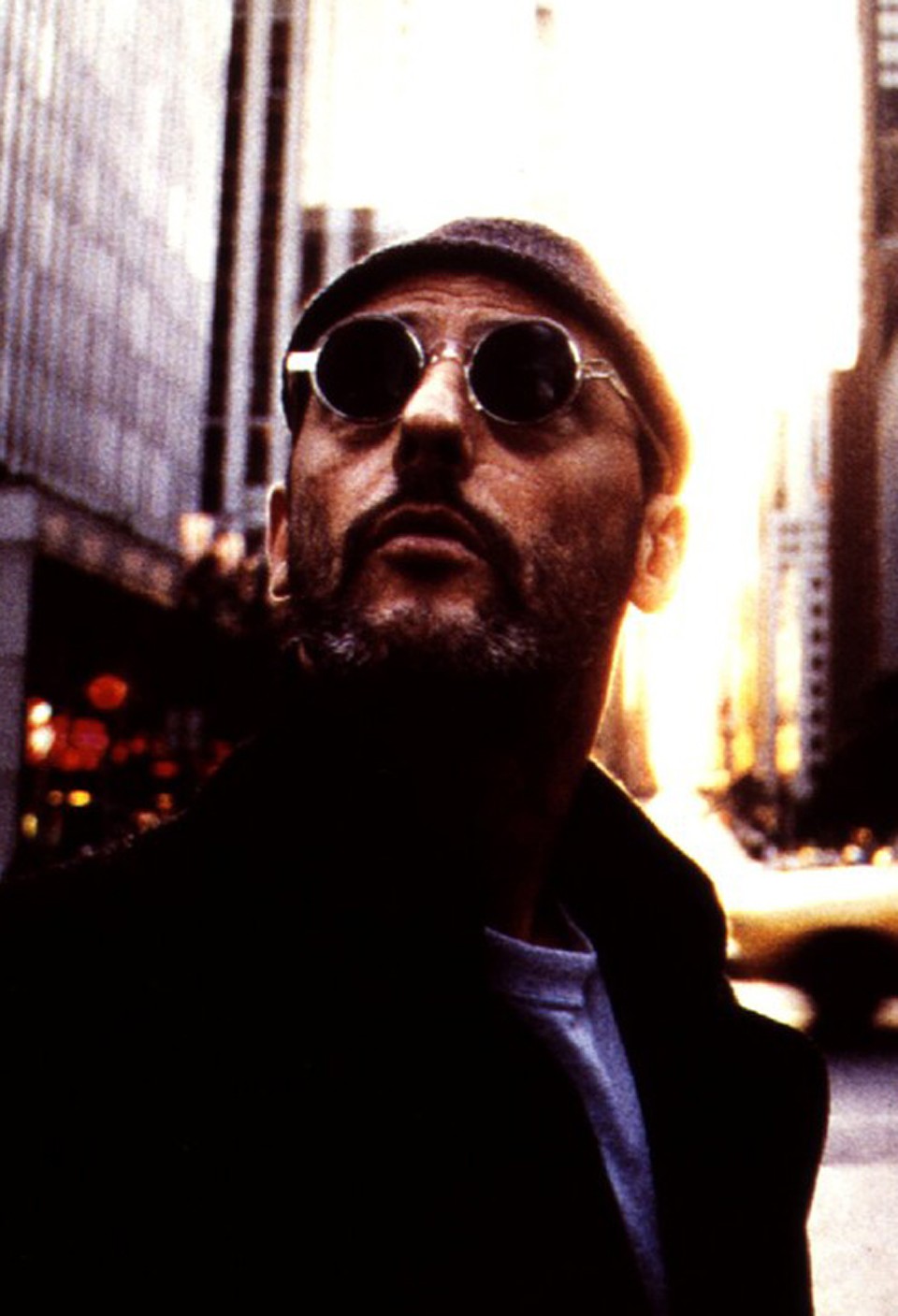  Jean Reno ikonikus szerepéhez, ikonikus napszemüveg is dukált, a Léon, a profi című film emlékezetes kerek napszemüvegét nem kisebb név tervezte, mint Jean Paul Gaultier.