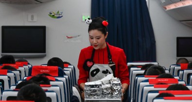 Dior egyenruhában vécét pucolni? - A légiutaskísérők ellentmondásos világa