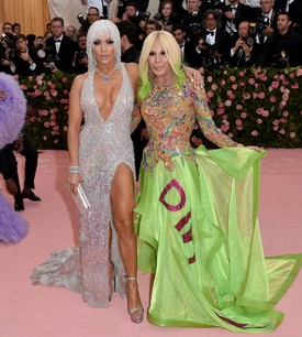 Donatella Versace a világ egyik legbefolyásosabb nője: gyönyörködjünk legemlékezetesebb szettjeiben