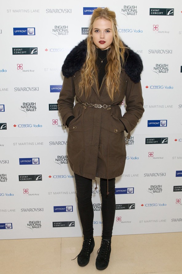 Szőrös gallérú kabátban.