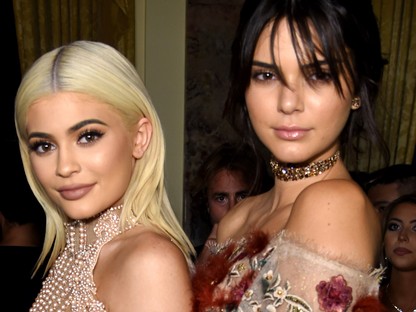 Így se láttuk még őket: Kylie és Kendall Jenner, mintha ikrek lennének ezen a fotón