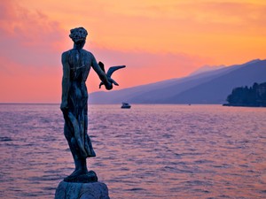 Van egy tengerparti város néhány órányira Budapesttől, ami maga az álom