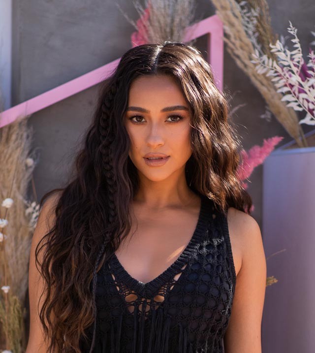 Shay Mitchell szülése utáni kockás hasát látnod kell