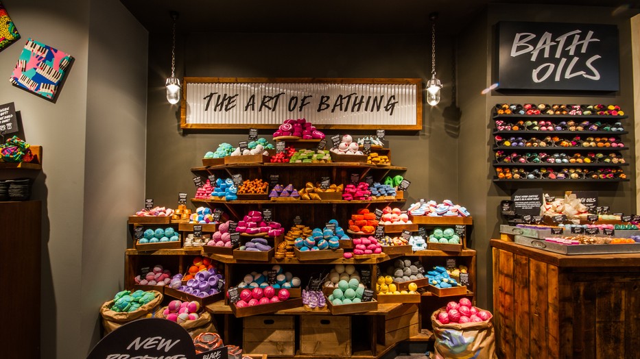 A szivárvány minden színében pompázó termékek várják a belépőket