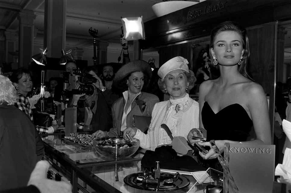 Evelyn Lauder, Estée Lauder és Paulina Porizkova az Estée Lauder ötödik sugárút üzletében rendezett eseményen, New Yorkban (1988)