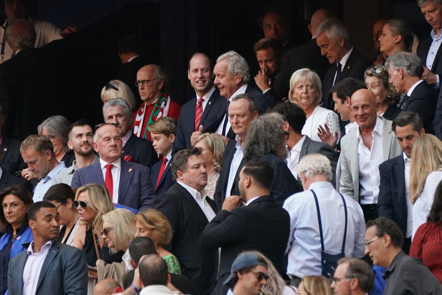 Azért nem sok gyereket látunk a lelátó ezen részén...