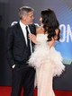 George Clooney és Amal Clooney a vörös szőnyegen szinte egyetlen percre sem engedi el egymást. 